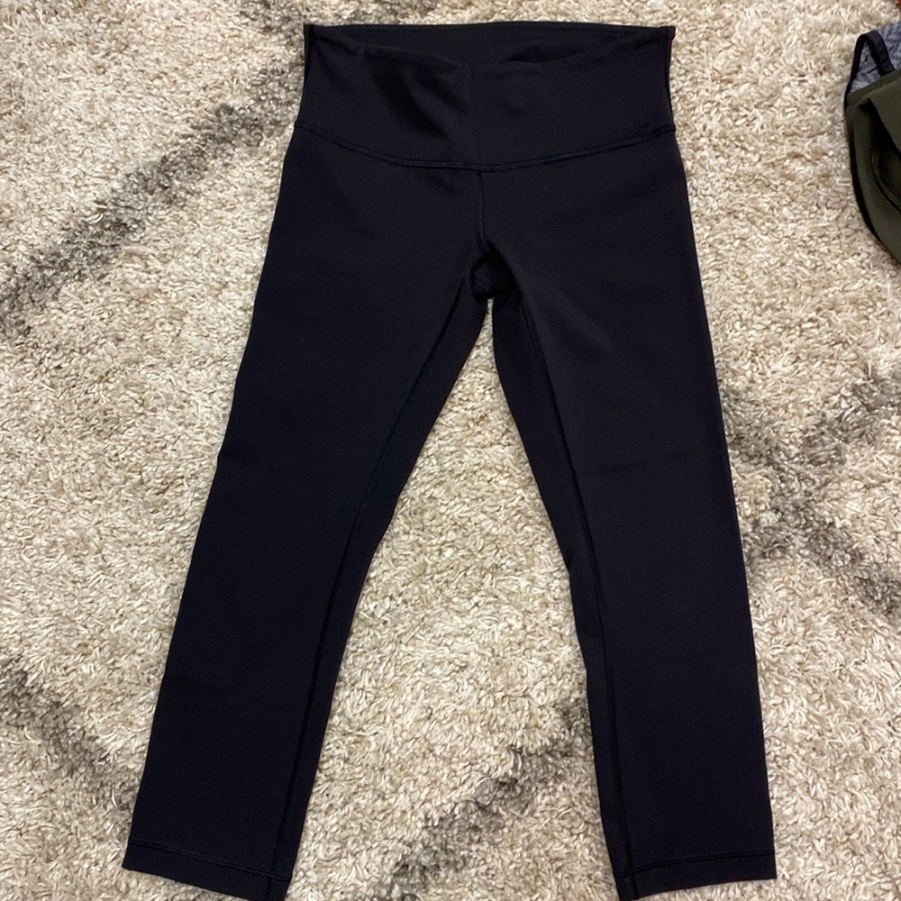 4059 -Lululemon Wunder Under Crop III Full-On Luxtreme 21"
Black - size 6